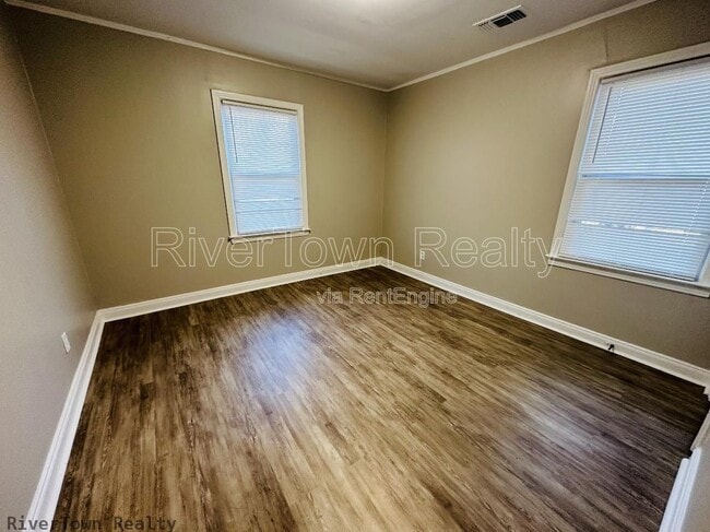 Building Photo - 1074 E Walthal Cir