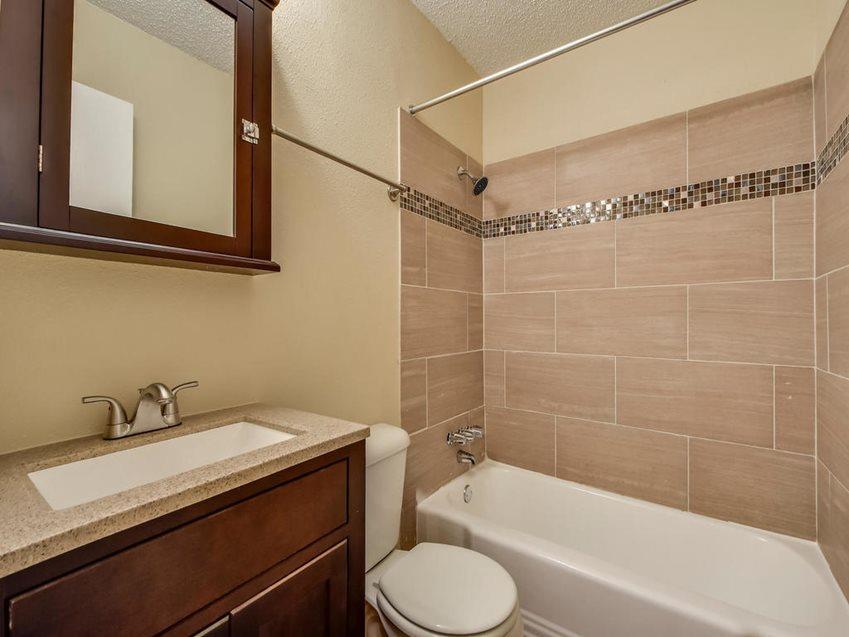 Foto del edificio - 2401 Manor Rd