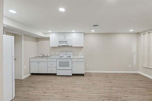 Building Photo - 100 Old York Rd