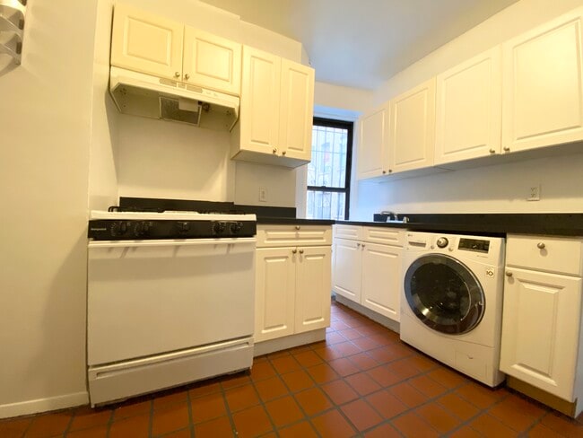 Building Photo - 209 W 108th St