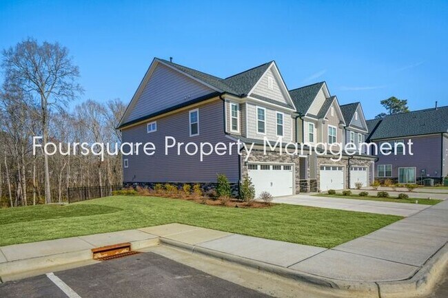 Building Photo - End Unit Townhome | Built-In Closets | 2nd...