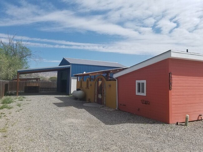 Building Photo - 3218 E Rd