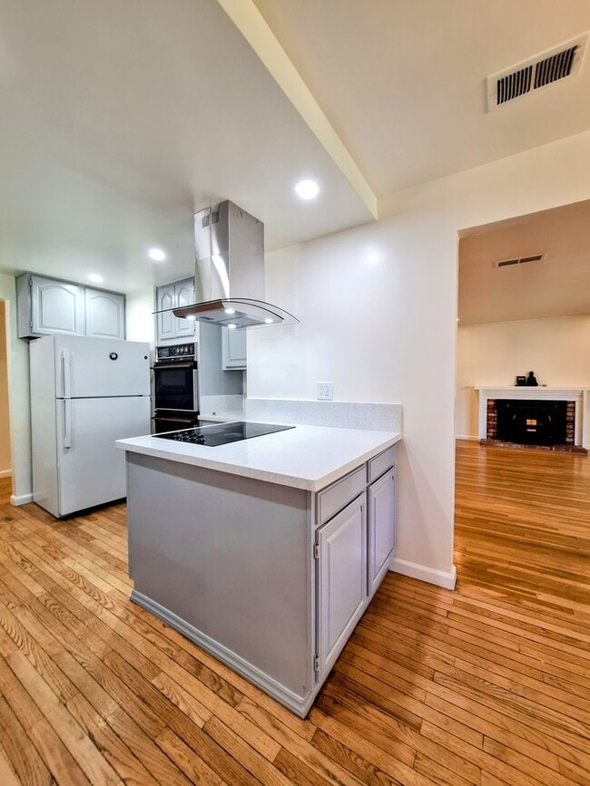 Building Photo - 2098 Hoover Dr