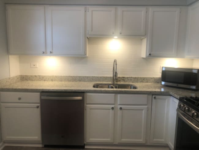 Building Photo - 6044 N Melvina Ave