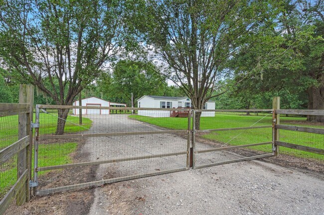 Foto del edificio - beautifully refreshed 3-bedroom, 2-bath home offering peaceful country living with modern updates!