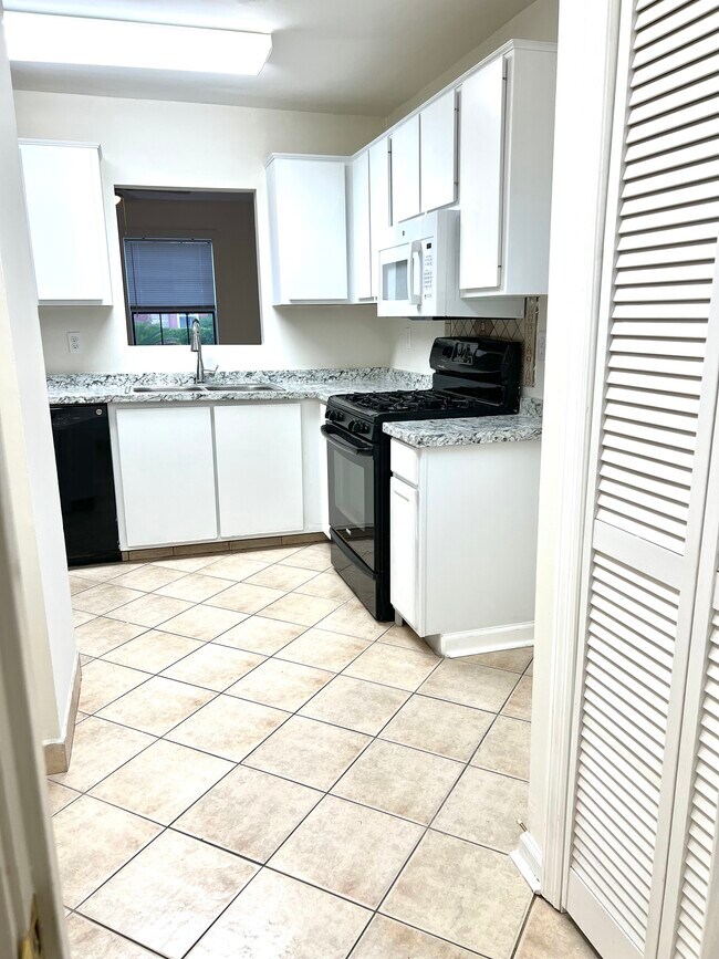 Building Photo - 123 Hunt Club Ct