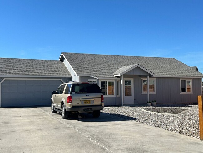 Building Photo - 3 bedroom, 2 bath house