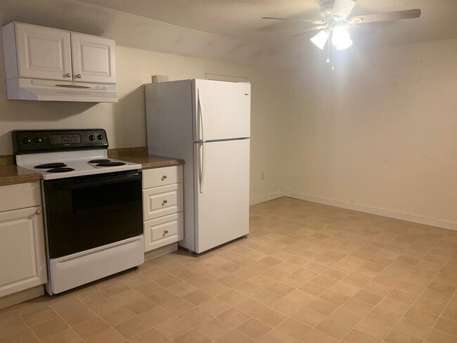 Building Photo - 354 Main St