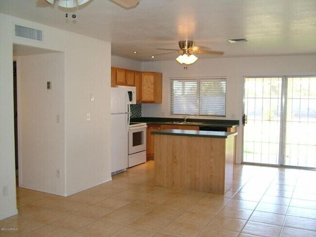 Foto del edificio - 2414 E John Cabot Rd