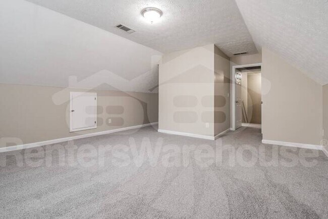 Building Photo - Executive Home Off River Rd