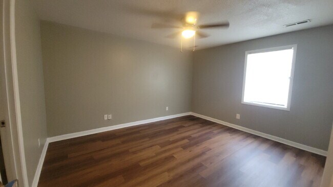Foto del edificio - "1 month free.  Section 8 accepted. 1-Bedroom Retreat with Full Bath in Huntsville's Heart!"