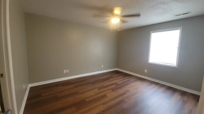 Building Photo - "1 month free.  Section 8 accepted. 1-Bedroom Retreat with Full Bath in Huntsville's Heart!"