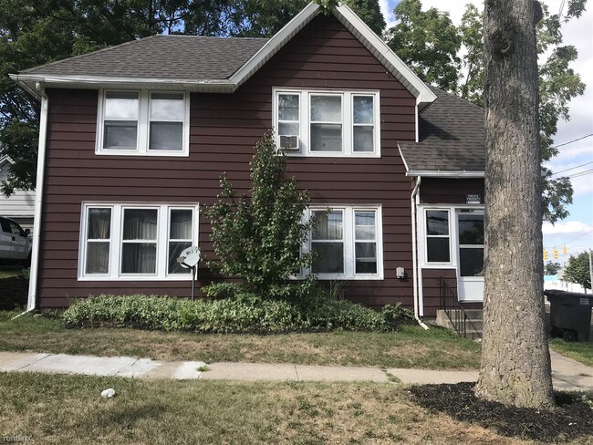 Building Photo - 1 br, 1 bath  - 406 W Washington Ave 2