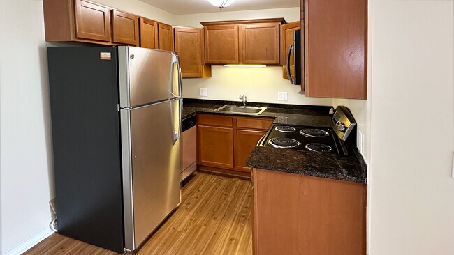 Esta cocina renovada y modernizada, con detalles modernos y un toque tradicional, será un punto focal acogedor para su hogar. Sus comidas sabrán mejor en una cocina Briarwood. - Briarwood Park Apartments