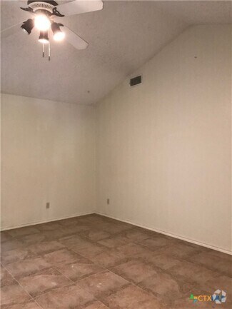 Building Photo - 402 Deerwood Dr