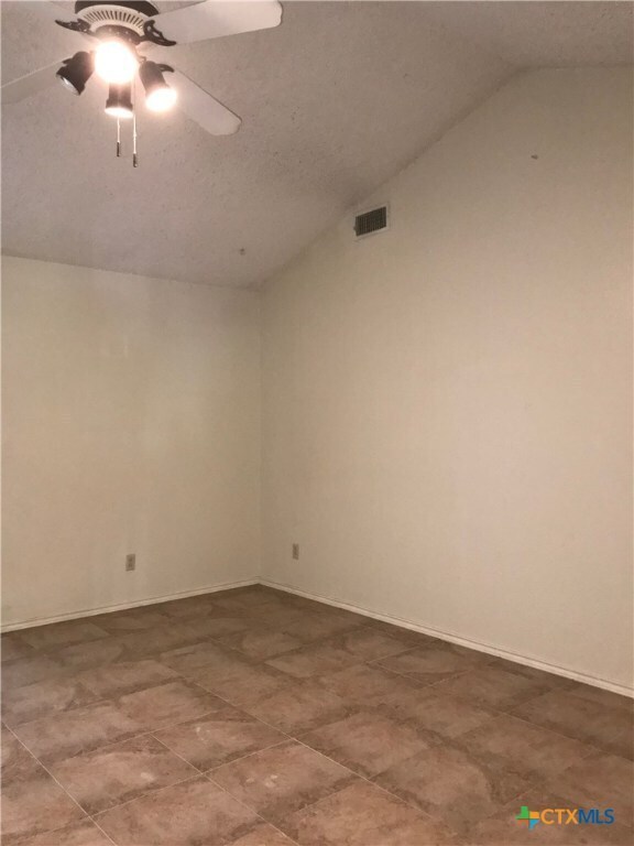 Foto principal - 402 Deerwood Dr