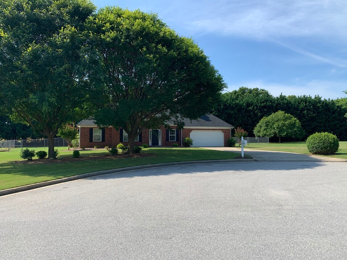 Primary Photo - 209 Queens Ct