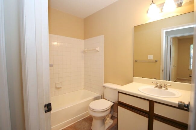 Building Photo - Available July 11th – Charming 3 Bed / 2 B...