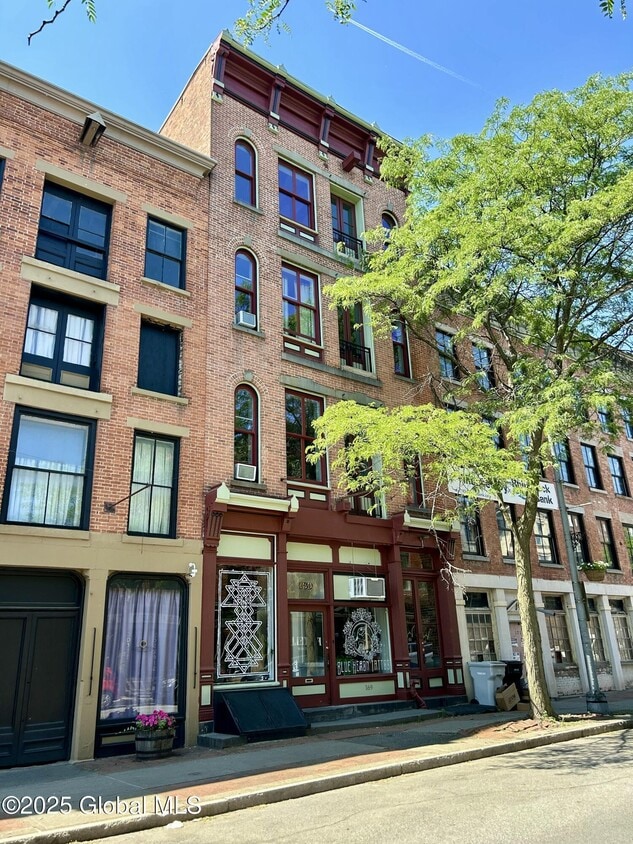 Primary Photo - 169 River St