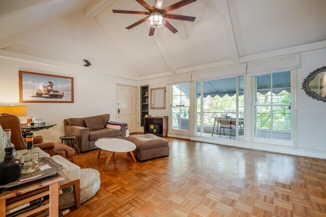 Foto del edificio - 1321 Hayworth Ave