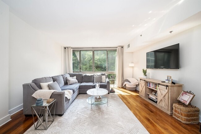 Building Photo - 800 Jackson St