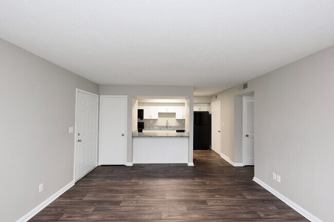 Amplia sala de estar con pisos estilo madera. - Harpeth Trace