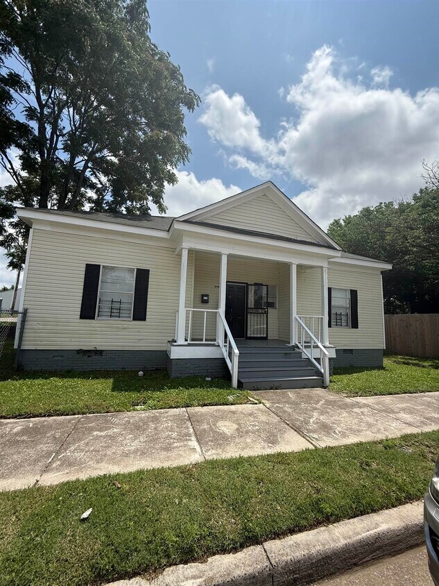 Foto principal - 840 Roland St