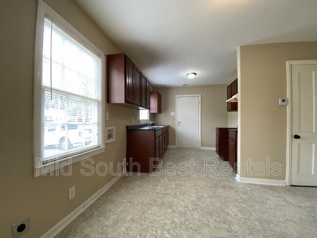 Building Photo - 1541 Delano Ave