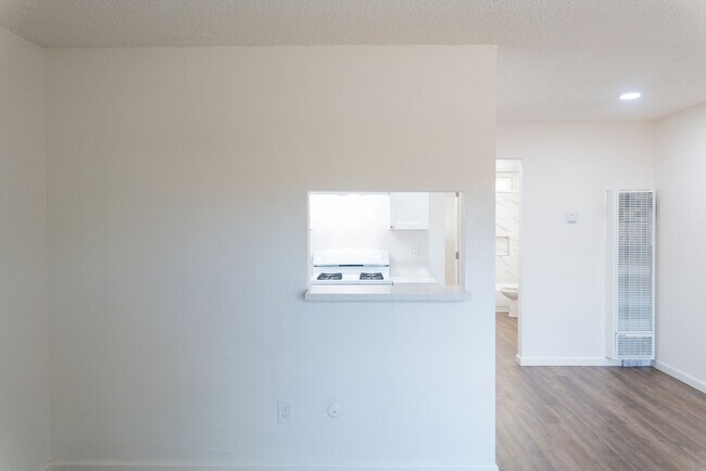 Building Photo - Remodel 1 bedroom available on 02/13