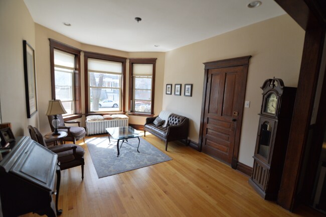 Foto del edificio - 2451 N Kimball Ave