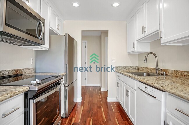Foto del edificio - 2 BED & 2 BATH CONDO FOR RENT
