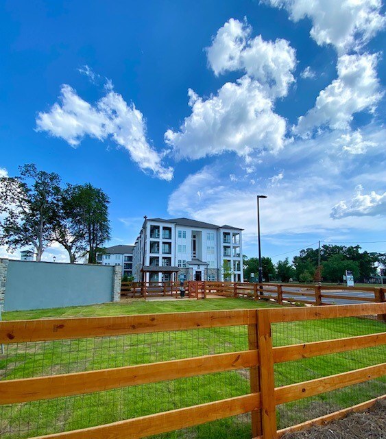 Leash-Free Bark Park - Bon Haven Apartments