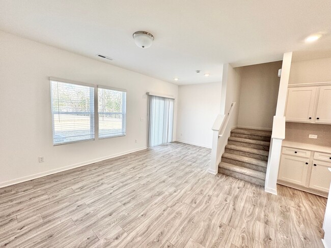 Building Photo - NEW 3BD Townhome Walking Distance to Downt...