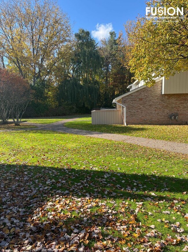 Foto del edificio - 3 Bedroom/2 Bathroom Condo Right Near Oakledge Park w/Pool!