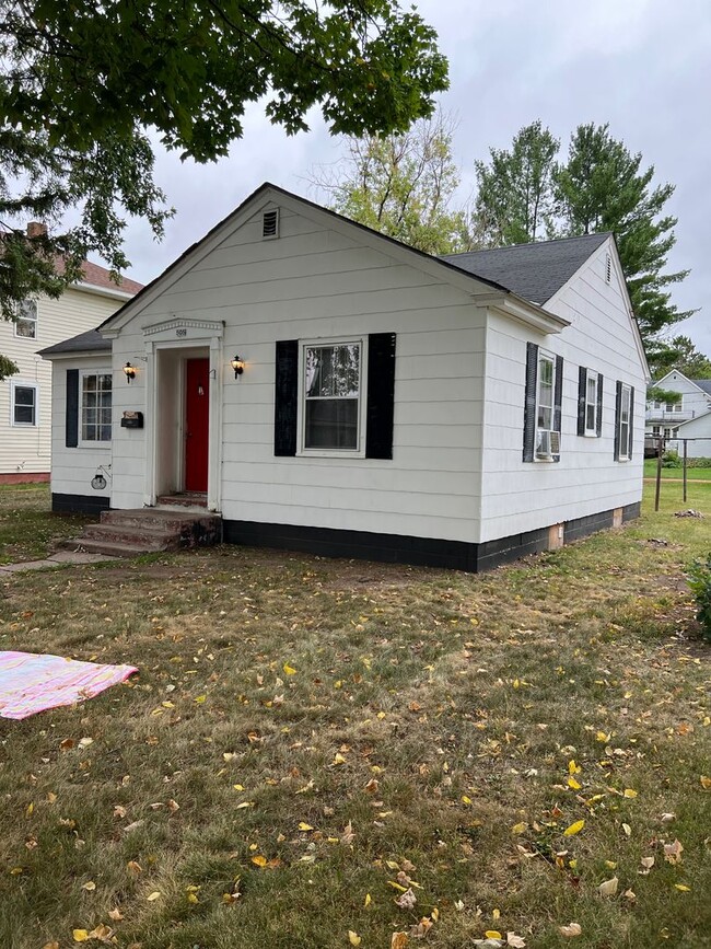 Building Photo - Charming 2 Bedroom and 1 Bath House Availa...