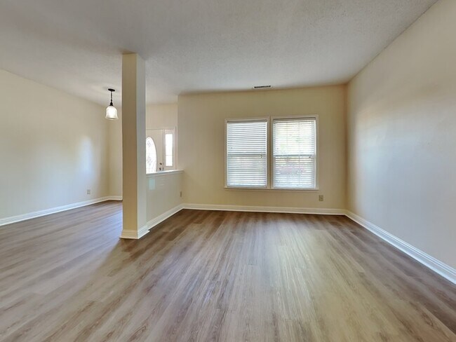 Foto del edificio - 915 Brookstone Dr