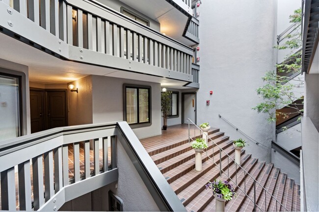 Building Photo - Epic REA: 1 BR/ 1 BA Chic Condo in Iconic ...