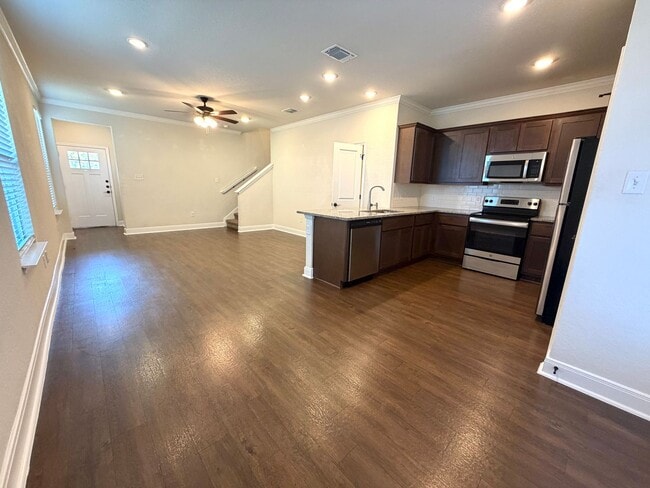 Building Photo - 3 bed 2.5 bath Duplex in a gated community