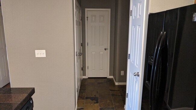 Entrada desde el garaje - 157 S McGregor Cir