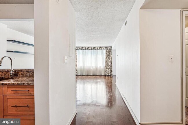Foto del edificio - 10101 Grosvenor Pl