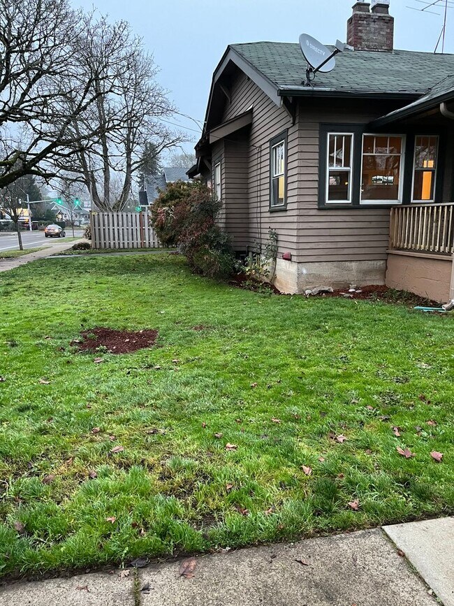 Building Photo - 3 bedroom, 1 bath Bungalow