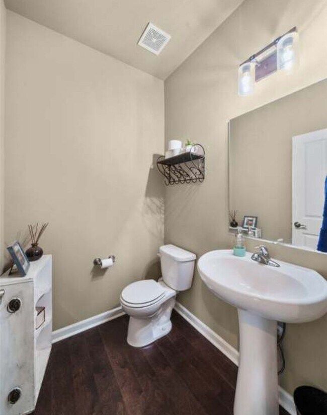 Building Photo - Tehaleh Welcomes You Home to This 5 Bed Be...