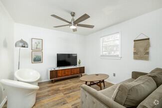 Building Photo - 527 Zanesville St S