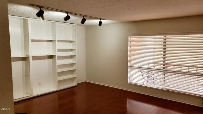 Building Photo - 1127 E Del Mar Blvd