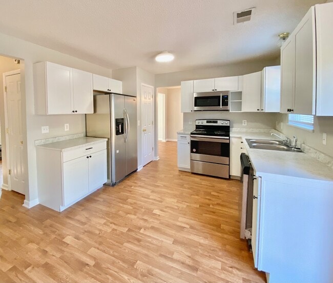 Building Photo - 425 Ridgehill Dr