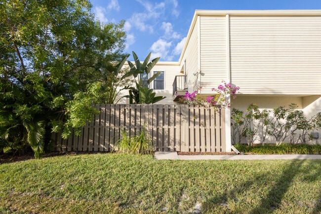 Foto del edificio - 1640 Shaker Cir