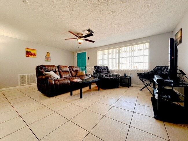 Foto del edificio - 7924 Halsey Dr