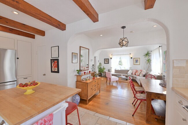 Foto del edificio - 6149 Glen Alder St