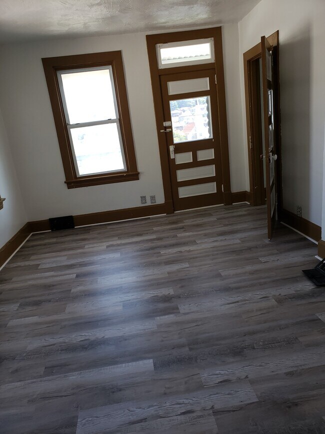 bedroom - 5865 Madison Ave