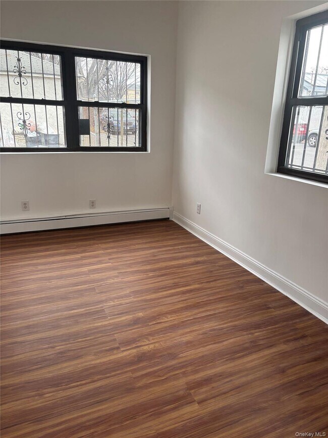 Foto del edificio - 77-19A Parsons Blvd